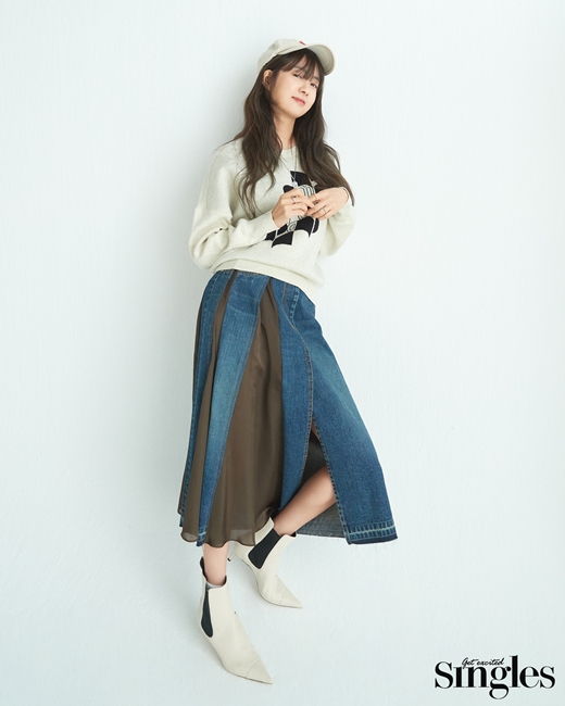 Picture B cut of Actor Lee Yo-won, 41, has been released.On the 11th, Lee Yo-wons management agency, Management District, released several pictures of fashion magazine Singles pictorial B cut.Lee Yo-won in the public photo photo is changing into a colorful style.She also showed off her soft feminine beauty by matching knit and long skirt, and she also boasted unique charm with training suits and sunglasses.According to a photographer, Lee Yo-won was impressed with his unique sense and sense on the shooting scene, and even B-cuts are well-known for their various presences.Lee Yo-wons power will hit even the house theater.Comprehensive programming channel scheduled to be broadcast in 2022 JTBCs new drama Green Mothers Club will take on the role of a high-educated mother, Eun-pyo, who is united with pride, and challenges her mother for the first time since her debut.