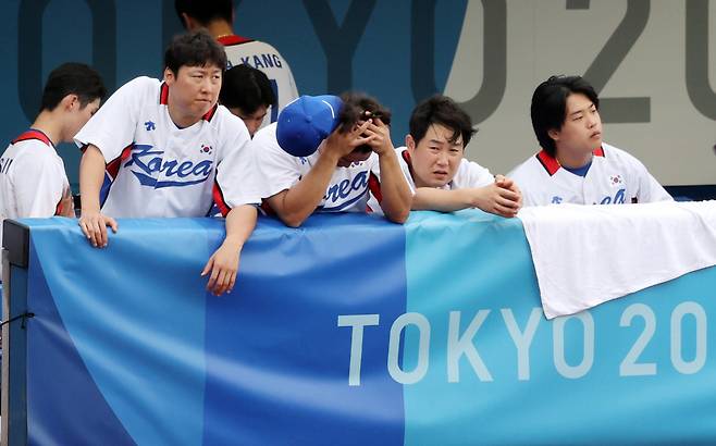 지난 7일 일본 요코하마 스타디움에서 열린 도쿄올림픽 야구 도미니카공화국과의 동메달 결정전. 6-10으로 패한 한국 선수들이 아쉬운 표정을 짓고 있다. [연합]