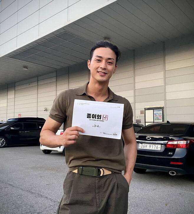public disclosureActor Kim Ji-hoon has certified his daily life faithful to his main job.On August 11, Kim Ji-hoon told the personal Instagram, There are a lot of people who ask why they do not act and do not do iron rods these days.I am doing it. The best expectation of next year # Paper House # lacasadepapel hard and hard. has released the book.Kim Ji-hoon in the photo is smiling with the script of The House of Paper.Kim Ji-hoon showed off his iron rod movement in MBC entertainment I live alone recently, saying that he is passionate about gymnastics.When the hard work was done, it slipped and a dizzy accident occurred that crashed under the iron rod.Kim Ji-hoon also laughed at the worry of the surroundings, saying that it is okay to be embarrassed rather than sick.Meanwhile, The House of Paper starring Kim Ji-hoon is a Netflix original, a remake of the popular Spanish drama in Korean version.