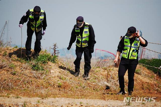 [인천=뉴시스] 김동영 기자 = 경찰이 12일 오후 2시께 인천 연수구 송도동 한 공터에서 노래주점 업주에게 살해 당한 것으로 추정되는 40대 남성의 시신을 찾고 있다. 이 남성은 지난달 21일 인천 중구 신포동의 한 노래주점을 방문한 이후 실종됐다. dy0121@newsis.com