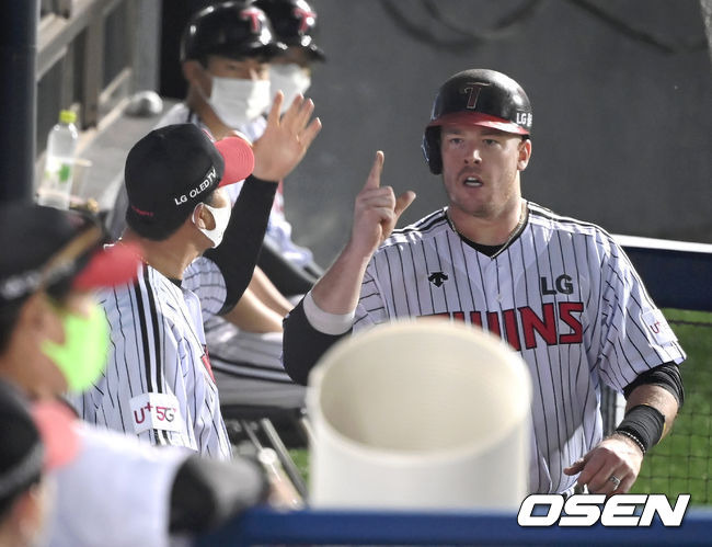 [OSEN=잠실, 곽영래 기자] 11일 서울 잠실야구장에서 ‘2021 신한은행 SOL KBO 리그’ LG 트윈스와 SSG 랜더스의 경기가 열렸다.5회말 2사 LG 보어가 솔로 홈런을 때린 뒤 기뻐하고 있다. 2021.08.11/ youngrae@osen.co.kr