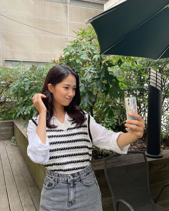 Kim Hye-yoon posted three photos on his instagram on the 11th.The photo shows Kim Hye-yoon building a bright Smile, which is a unique youthful Smile that is bringing up her charm.On the other hand, Kim Hye-yoon is scheduled to meet with viewers with JTBCs new drama Snow Strengthening and tvN new drama Essa and Joey scheduled to be broadcast in the second half of this year.