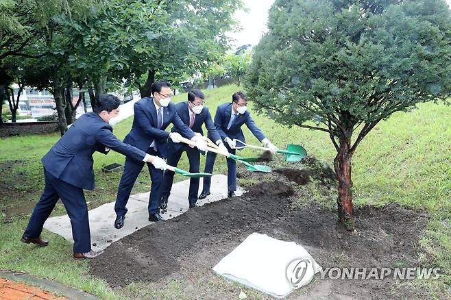 퇴임 기념 식수하는 원희룡 제주지사 (제주=연합뉴스) 원희룡 제주도지사(왼쪽)가 11일 퇴임식에 앞서 제주도청에서 기념식수를 하고 있다. 2021.8.11 [제주도 제공. 재판매 및 DB 금지] koss@yna.co.kr