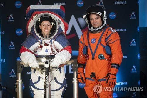 지난 2019년 처음 공개된 NASA 차세대 우주복 원형  왼쪽이 달 표면 탐사 때 착용할 xEMU, 오른쪽은 오리온 캡슐에서 입는 승무원 구명복. [AP=연합뉴스]