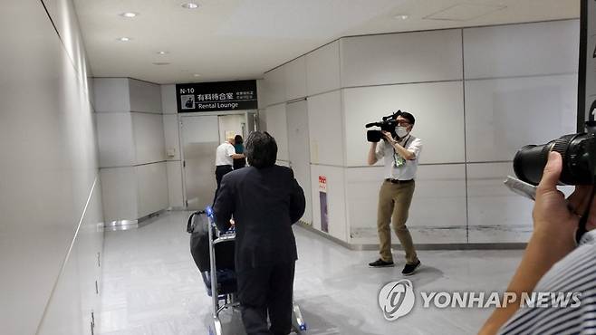 '막말' 소마 일본 공사, 취재진 피해 나리타공항 대합실로 이동 (도쿄=연합뉴스) 김호준 특파원 = 문재인 대통령에 대한 비하 발언으로 물의를 빚은 소마 히로히사(相馬弘尙) 한국 주재 일본대사관 총괄공사가 11일 한국 정부의 응당 조치 요구 25일 만에 나리타(成田)공항을 통해 귀국했다. 소마 공사는 '이번 인사를 통상적인 인사로 받아들이냐'는 등의 취재진 질문에 아무런 답변을 하지 않고 급히 공항 입국장을 빠져나갔다. 취재진을 피해 공항 유료 대합실로 이동하는 소마 공사의 뒷모습. 2021.8.11 hojun@yna.co.kr