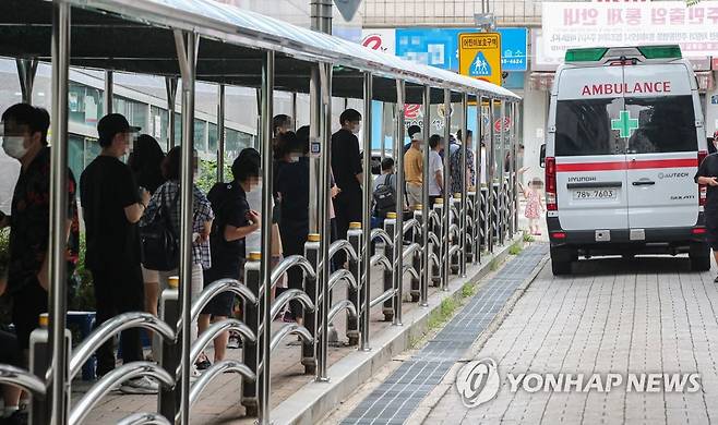 코로나19 신규 확진 2천 명대, 시작부터 분주한 선별진료소 (서울=연합뉴스) 황광모 기자 = 신종 코로나바이러스 감염증(코로나19) 신규 확진자가 코로나19 사태 후 최다인 2,223명을 기록한 11일 오전 서울 관악구 관악구보건소에서 시민들이 검사를 받기 위해 대기하고 있다. 2021.8.11 hkmpooh@yna.co.kr