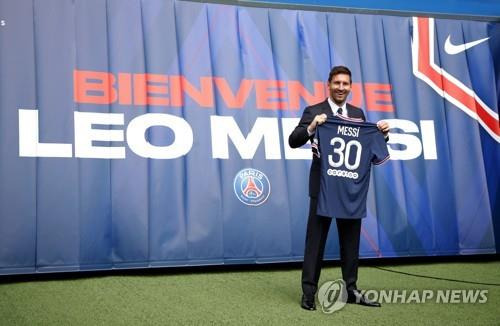 PSG 유니폼 들고 서 있는 리오넬 메시 [로이터=연합뉴스]