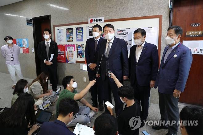 국민의힘 재선의원 만난 윤석열 대선 예비후보 (서울=연합뉴스) 안정원 기자 = 국민의힘 윤석열 대선 예비후보가 11일 오전 국회에서 열린 국민의힘 재선 의원들과의 간담회를 마친 뒤 기자들과 질의응답을 하고 있다. 2021.8.11 jeong@yna.co.kr