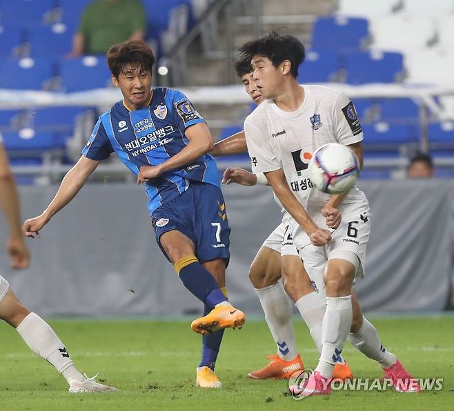 선제골 넣는 윤일록 (울산=연합뉴스) 김용태 기자 = 11일 울산 문수축구경기장에서 열린 2021 하나은행 FA컵 울산 현대와 양주시민축구단의 경기에서 울산 윤일록이 선제골을 넣고 있다. 2021.8.11 yongtae@yna.co.kr