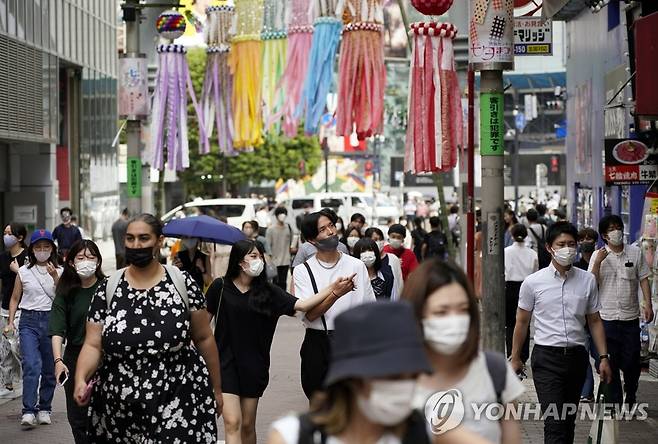 코로나 확진자 급증하는 일본 (도쿄 EPA=연합뉴스) 일본 수도 도쿄의 번화가인 시부야에서 10일 신종 코로나바이러스 감염증(코로나19) 예방 마스크를 쓴 행인들이 길을 걷고 있다.