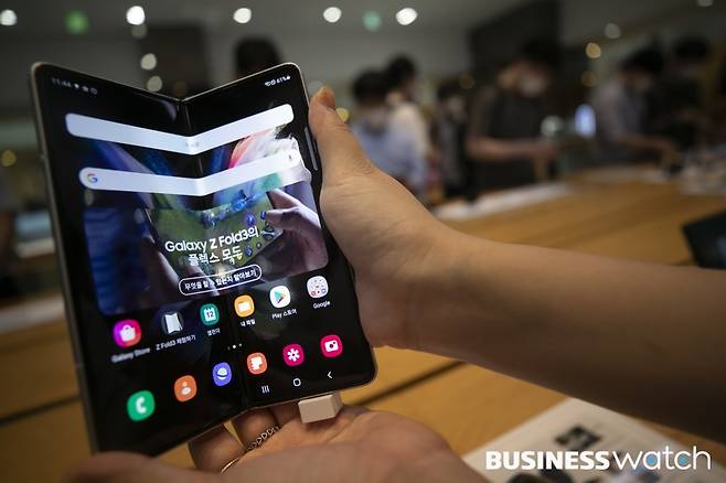 12일 오전 서울 서초구 삼성 딜라이드샵에&nbsp;'갤럭시 Z 폴드3'와 '갤럭시 Z 플립3', '워치4' 등 삼성 갤럭시 시리즈 제품들을 시민들이 체험하고 있다./사진=이명근 기자 qwe123@