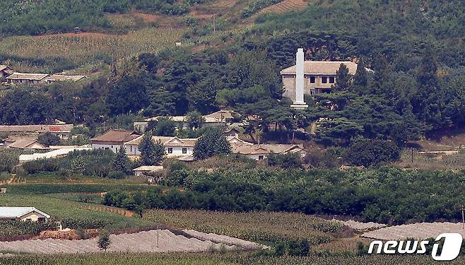 지난 10일 경기도 파주시 오두산전망대에서 바라본 북한 황해북도 개풍군 마을. 2021.8.10/뉴스1 © News1 박정호 기자