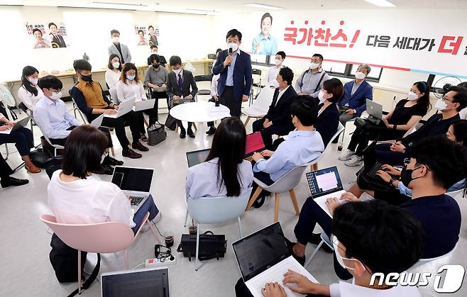 국민의힘 대선 예비후보인 원희룡 전 제주지사가 12일 오후 서울 영등포구 용산빌딩에 위치한 캠프 사무실에서 '원희룡의 원팀캠프 데이' 기자간담회를 갖고 발언하고 있다.© News1 이동해 기자