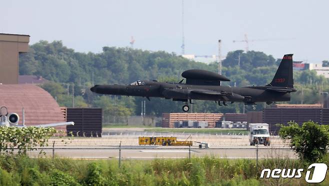 지난 10일 경기도 평택 소재 주한미군 오산공군기지에 U-2S 고고도정찰기가 착륙하고 있다. 2021.8.10/뉴스1 © News1 김영운 기자