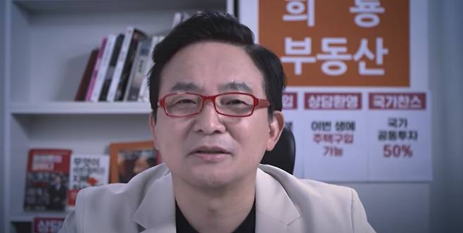 원희룡 전 제주지사가 12일 공개한 부동산 정책 드라마에서 공인중개사역을 연기하는 모습. /유튜브 원희룡TV