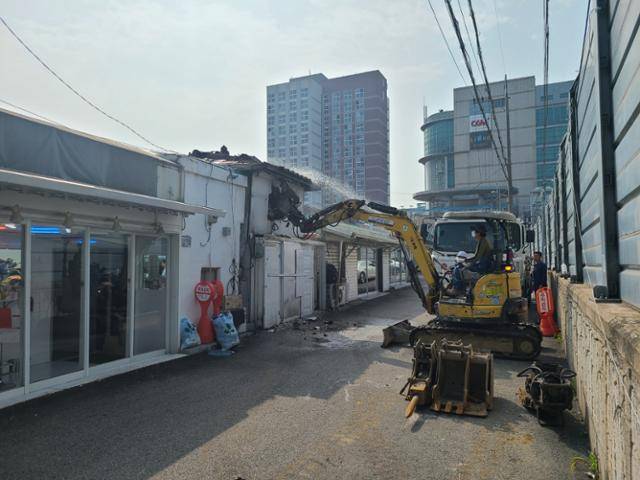 시행사인 비티그룹 관계자들이 11일 오후 평택역 집창촌에서 철거작업을 벌이고 있다. 비티그룹 제공