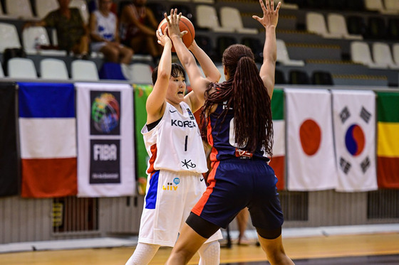 Sim Su-hyeon of the Korean U-19 Women's basketball team plays the ball against France at the U-19 Women's Basketball World Cup on Sunday held at Olah Gabor Sports Hall in Debrecen, Hungary. [NEWS1]