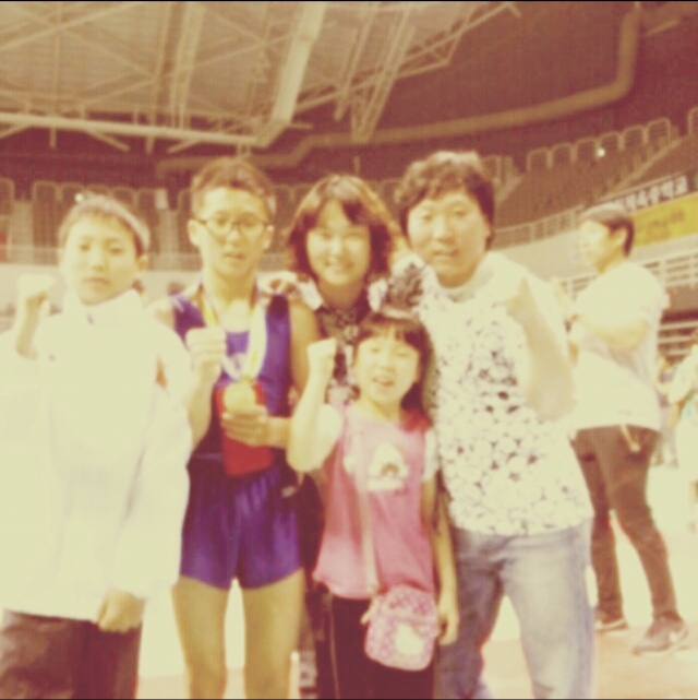 신재환 선수(왼쪽 두번째)가 국내 체조 대회에서 메달을 따고 가족과 기념 촬영을 했다.       조이풀교회 제공
