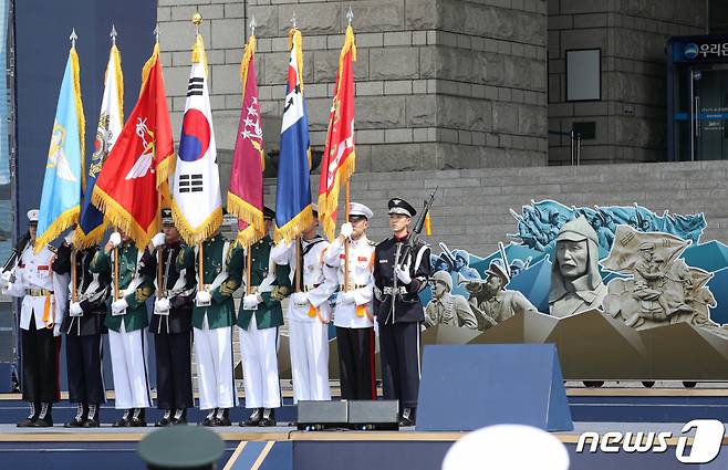 (서울=뉴스1) 이승배 기자 = 7일 오전 서울 용산구 전쟁기념관에서 열린 '독립전쟁 봉오동전투 전승 100주년 기념식'에서 국군의장대 공연이 펼쳐지고 있다. 2020.6.7/뉴스1