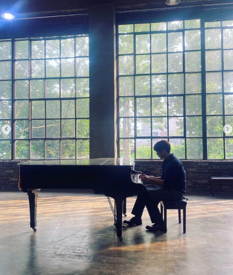 Singer Sung Si-kyung was sitting in front of Piano and reported on his recent situation.Sung Si-kyung posted several photos on his SNS on the afternoon of the 12th with an article entitled What was the shooting?In the photo, Sung Si-kyung is sitting in front of Piano and raising his hand on the keyboard.The window was wide behind the wide Studios, and the sunlight reflected in Camera created a beautiful atmosphere.It is like a picture of Sung Si-kyung, which Piano is well suited to.In another photo, Sung Si-kyung also showed a glimpse of her during filming.Sung Si-kyung added, Yesterday, I sat down in Studios next to the shooting, and I thought of a small theater song, and I did not ask for it, but my stylist friend sneaked me and sent me a feed.I took a long shot and walked down the Han River a little bit because I liked the sunset on my way home. I took a picture of the crescent moon, but it is not good for Camera.I added a photo of the moon.Meanwhile, Sung Si-kyung is appearing on KBS Joy entertainment program Practice Museum.Sung Si-kyung SNS