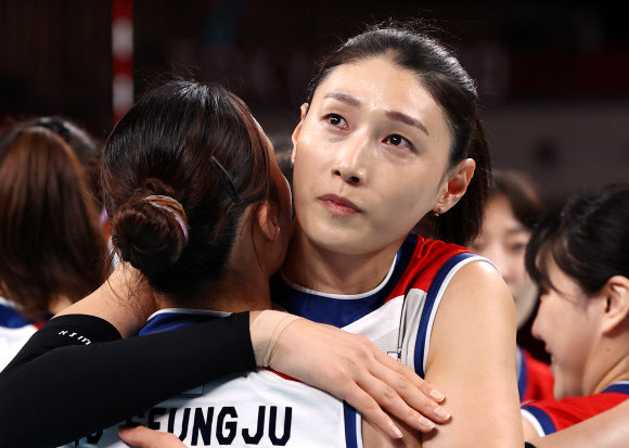 김연경이 지난 8일 일본 도쿄 아리아케경기장에서 열린 도쿄올림픽 여자배구 세르비아와의 동메달 결정전에서 패배한 후 눈물을 글썽이고 있다.도쿄 연합뉴스