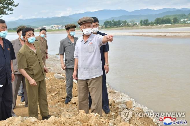 김덕훈 북한 내각총리, 함경남도 수해 복구현장 찾아 (평양 조선중앙통신=연합뉴스) 북한 김덕훈 내각총리가 함경남도 영광군과 신흥군, 홍원군, 단천시 등 최근 수해가 발생한 지역을 돌아봤다고 조선중앙통신이 12일 보도했다. 김 총리는 복구 작업에 나선 군인들을 격려하고 수재민의 생활 보장과 복구 중에 발생하는 문제 등을 확인했다. 이어 흥남비료연합기업소와 룡성기계연합기업소, 2·8비날론연합기업소도 찾아 생산 정상화 대책을 논의했다. 2021.8.12 
    [국내에서만 사용가능. 재배포 금지. For Use Only in the Republic of Korea. No Redistribution] nkphoto@yna.co.kr