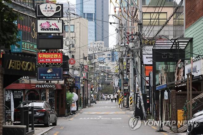 텅 빈 홍대클럽거리 정부가 '사회적 거리두기' 4단계를 연장하며 유흥주점, 홀덤펍 등 유흥시설이 2주 더 문을 닫게 된 가운데 지난 8일 오후 서울 마포구 홍대클럽거리가 텅 비어 있다. [연합뉴스 자료사진]