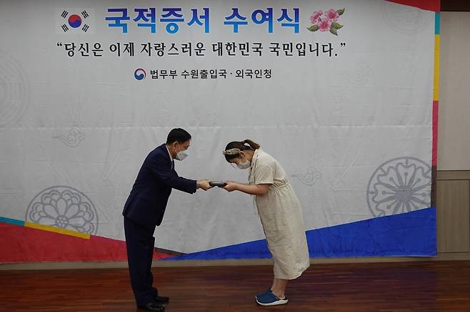 국적증서 수여식  [수원 출입국·외국인청 제공. 재판매 및 DB 금지]