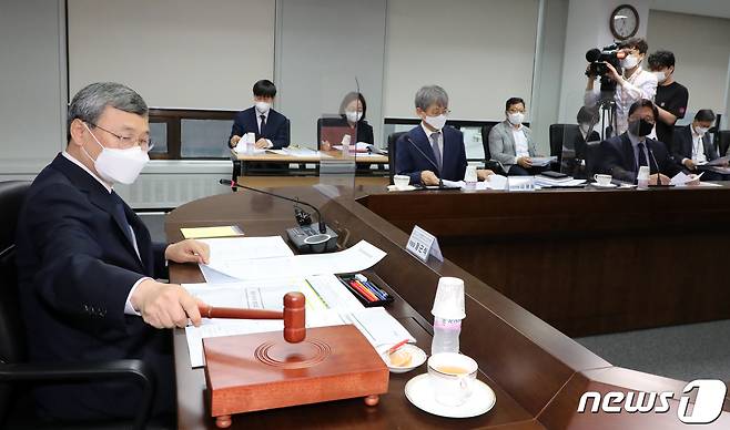 정근식 진실화해를위한과거사정리위원회 위원장이 27일 서울 중구 진실화해위원회 대회의실에서 열린 전체회의에서 의사봉을 두드리고 있다.  2021.5.27/뉴스1 © News1 김명섭 기자