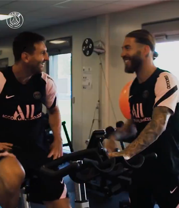 이야기꽃을 피우는 리오넬 메시(좌측)와 세르히오 라모스(우측). 사진|파리 생제르맹 FC