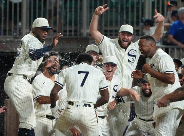 시카고 화이트삭스 선수들이 13일 미국 아이오와주 다이어스빌 꿈의 구장에서 열린 뉴욕 양키스전에서 9회 재역전한 뒤 환호하고 있다. 다이어스빌=UPI 연합뉴스