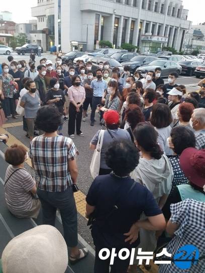 김포 사우5A지구(통합사우스카이타운) 조합원들이 최근 김포시청에서 집단행동에 나섰다. [사진=제보자 제공]