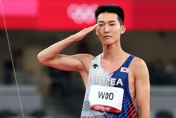 도쿄올림픽 남자 높이뛰기 우상혁이 1일 도쿄 올림픽스타디움에서 열린 결선에서 마지막 시도 실패 후 경례하고 있다. 연합뉴스