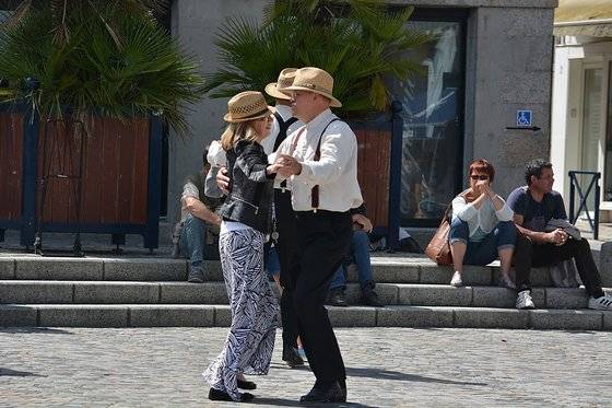 우리나라 파티는 아직 모르는 사람들과의 홀딩이 자연스럽지 않다. 따라서 가능하다면 고정파트너를 정해서 같이 가는 것이 좋다. [사진 pxhere]