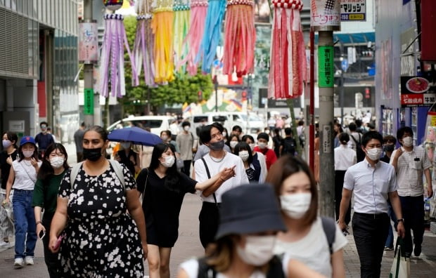 일본 수도 도쿄의 번화가인 시부야에서 신종 코로나바이러스 감염증(코로나19) 예방 마스크를 쓴 행인들이 길을 걷고 있다. /사진=EPA