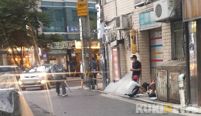 남성 3명이 오후 6시 이후 서울 종로 인근에서 방역 수칙을 어긴 채 술을 마시고 있다.&nbsp;&nbsp;