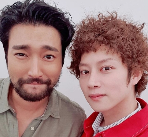 Super Junior Kim Hee-chul told the recent situation.He posted a picture on Instagram on the 13th with an article entitled Beard VS Poggle. What do you like more?Kim Hee-chul in the photo was a Parma hairstyle, and Choi Siwon attracted attention with a thick beard.The netizen responded that Choices are difficult and Both are cool.On the other hand, Kim Hee-chul is active in various entertainment such as JTBC Knowing Brother.