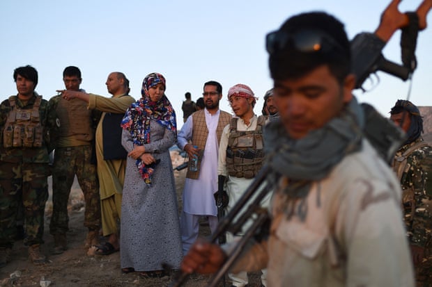 탈레반의 공습이 거센 아프가니스탄에서 단 3명 뿐인 여성 군수이자 군 지휘관으로 활동하는 살리마 마자리(40). 사진 AFP 연합뉴스