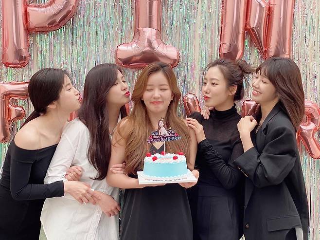 On the afternoon of the 13th, Yoon Bomi said to his instagram, Thank you to my love Apink family and many people who congratulated me!I am happy to have a happy Haru thanks to Haru today. In the photo, Jung Eunji, Kim Namju, Oh Ha-young, and Park Chan-long gathered together with Yoon Bomi with the phrase Happy birthday today cheers spring day forward and celebrated their birthday.The group shot of the Apink members who have been together for 10 years has attracted the attention of the viewers.On this day, there was a profile photo shoot of the Apink members, and Son Na-eun, who moved his agency to YG Entertainment in May, did not see it, leaving a regret for those who expected to be a complete body.Meanwhile, Yoon Bomi, who was born in 1993 and is 28 years old, debuted to Apink in 2011.Photo: Yoon Bomi Instagram