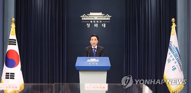 청와대, 이재용 부회장 가석방 관련 입장 발표 (서울=연합뉴스) 최재구 기자 = 박수현 청와대 국민소통수석이 13일 청와대 춘추관에서 이재용 삼성전자 부회장 가석방과 관련한 청와대 입장을 브리핑하고 있다. jjaeck9@yna.co.kr
