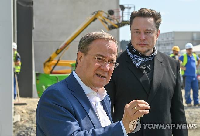 베를린 외곽 기가팩토리 공사현장 방문한 일론 머스크 테슬라 CEO와 아르민 라셰트 독일 기민·기사당연합 총리후보[로이터=연합뉴스]