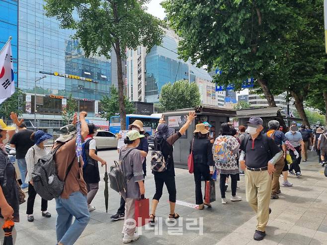 14일 오후 서울 종로구 종로3가역 부근에서 ‘1인 걷기 운동’ 참가자들이 만세를 하며 구호를 외치고 있다.(사진=조민정 기자)