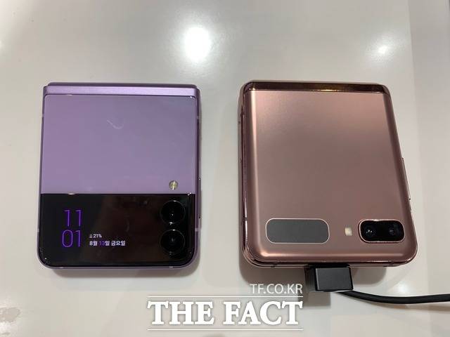 '갤럭시Z플립3'은 톤다운 된 투톤 컬러의 조화로움이 돋보였다. 사진은 '갤럭시Z플립3'과 '갤럭시Z플립2' 모습(왼쪽부터). /한예주 기자