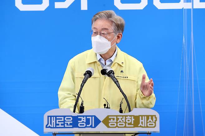 [서울=뉴시스] 이재명 경기도지사가 13일 오전 경기 수원시 팔달구 경기도청에서 5차 재난 지원금 전 도민 지급 관련 브리핑을 한 뒤 질문에 답하고 있다. (사진=경기도 제공) 2021.08.13. photo@newsis.com *재판매 및 DB 금지