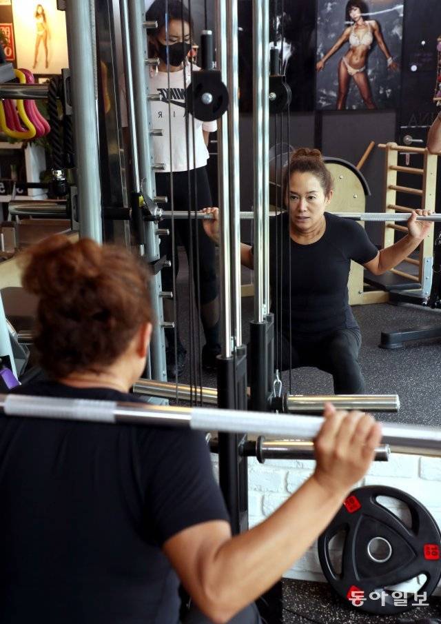 윤하나 교수가 웨이트트레이닝 스쾃 운동을 하고 있다. 윤 교수는 지난해 3월부터 근육운동과 유산소운동을 병행해 건강한 삶을 살고 있다. 이훈구 기자 ufo@donga.com