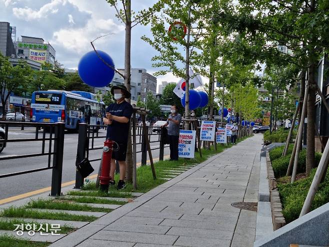 민주노총이 14일 서대문역 일대에서 1인 시위를 진행하고 있다. 강한들 기자
