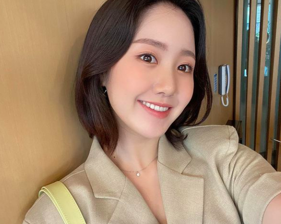Actor Jin Ji-hee, 23, showed off her water-soaked look.Jin Ji-hee uploaded several daily photos to his Instagram on the afternoon of the 14th and focused on his followers Attention.The photo released on this day shows a picture of an ivory color jacket and a salmon color bag.Above all, Jin Ji-hee completes full makeup on this day, and her beauty is more prominent.The cute figure of the child who shouted High Kick Through The Roof as a child disappears and maturity is buried.Meanwhile, Jin Ji-hee is meeting viewers as Eugenie in the series drama Penthouse.Jin Ji-hee SNS
