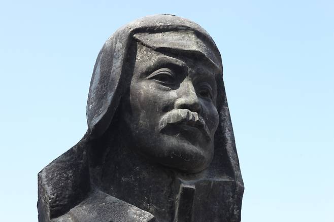 홍범도 장군 묘역 동상. 유해 봉환 이후에도 묘역에 보존된다. 2021.8.13. 김상욱 통신원