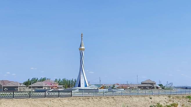 크즐오르다시 상징탑. 꼭대기 부분은 벼이삭을 형상화한 것이다. 2021.8.13. 김상욱 통신원