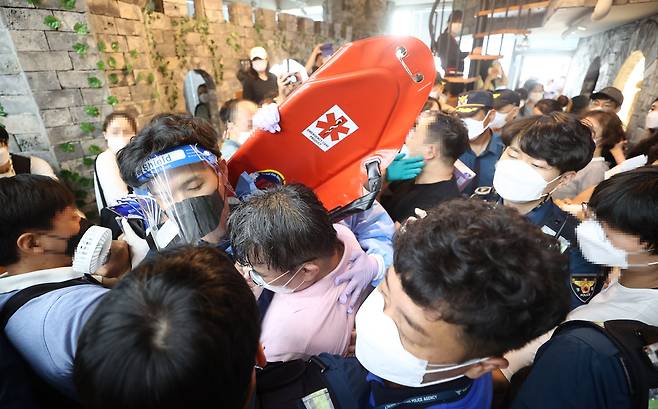 13일 오후 서울 영등포구에 위치한 결제플랫폼 회사 '머지포인트' 본사에서 환불을 요구하는 가입자들과 직원 통행로를 확보 중인 경찰이 실랑이를 벌이고 있다. /연합뉴스